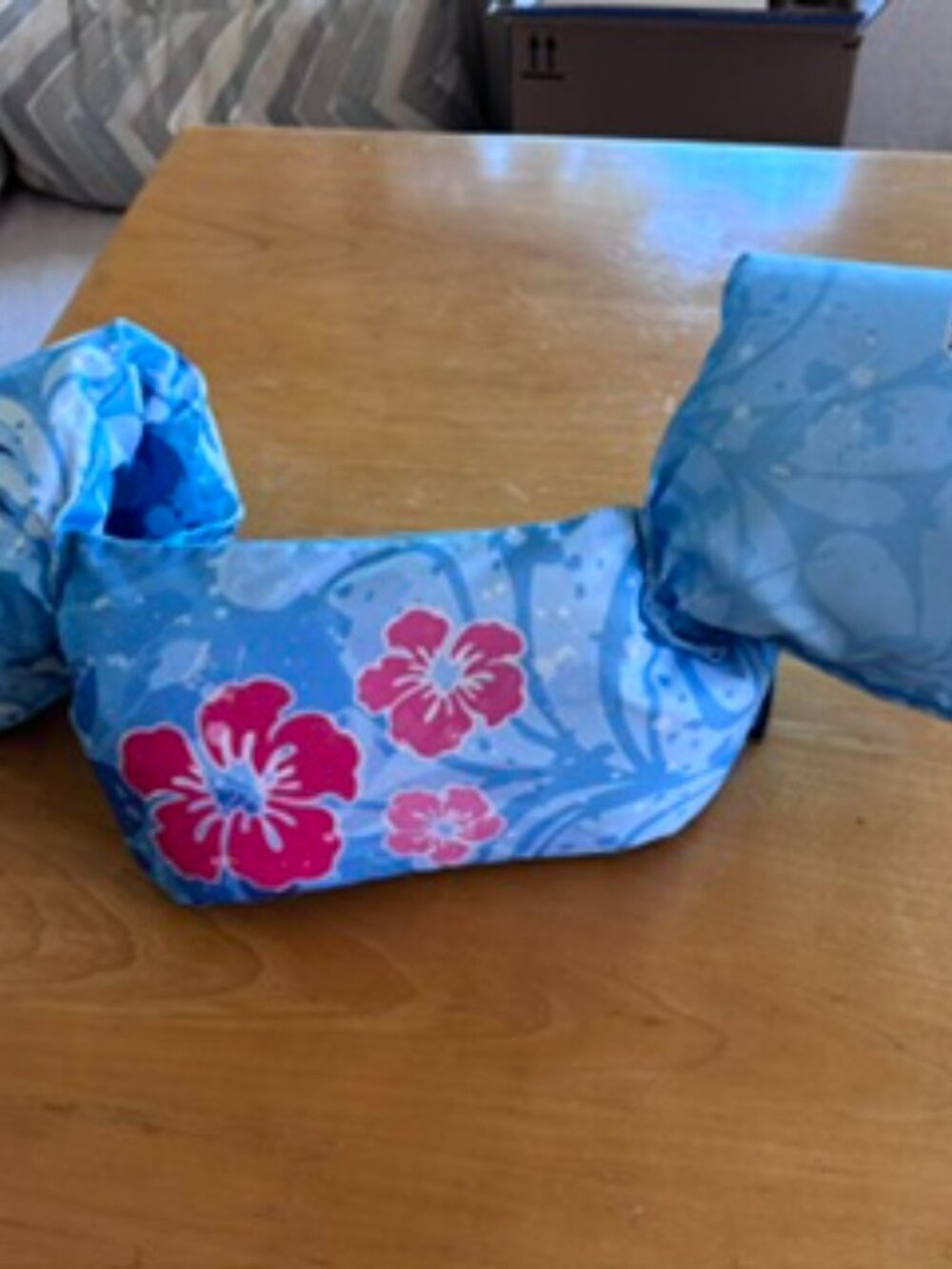 Stearns Child 30-50 lbs Hawaiian theme blue water/pink hibiscus puddle jumper